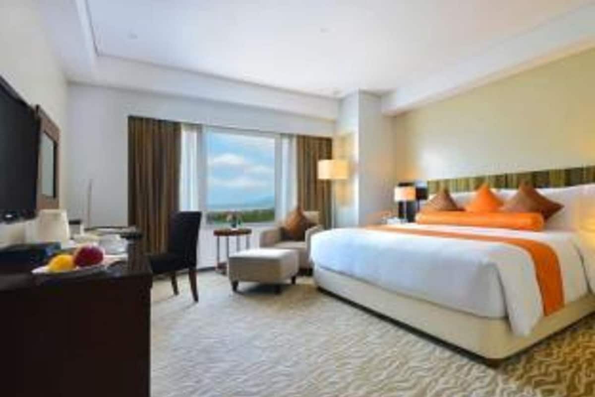 Premium bedding, minibar, in-room safe, desk
