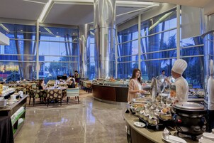 3 restaurants, breakfast, lunch, dinner served; international cuisine