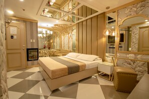 Mini Suite | Decoración personalizada, muebles diferentes, escritorio y wifi gratis 