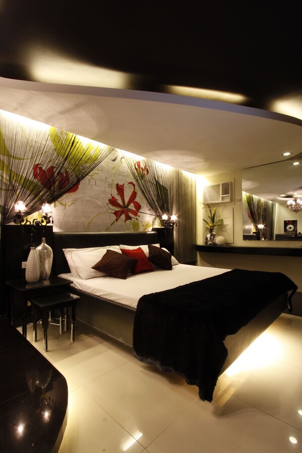 Regular Deluxe | Decoración personalizada, muebles diferentes, escritorio y wifi gratis 