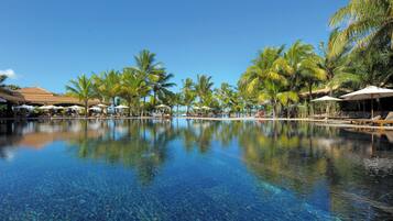 2 piscines extérieures, parasols de plage, chaises longues