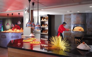 2 restaurantes; se sirve desayuno, almuerzo y cena; cocina internacional