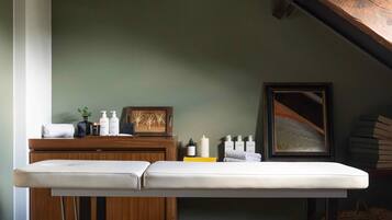 Una habitación con un banco de madera, un armario de madera y un cuadro en la pared.