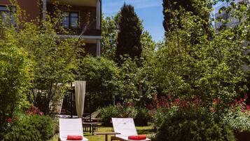 Una piscina al aire libre de temporada