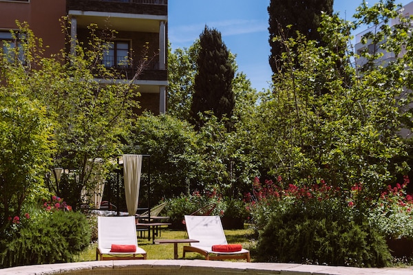 Una piscina al aire libre de temporada