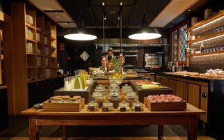 Desayuno buffet diario (EUR 24 por persona)