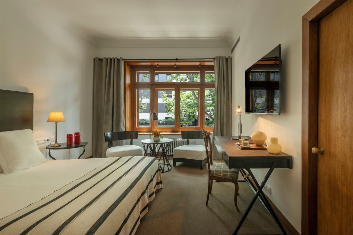 Medium | 1 quarto, roupas de cama premium, edredons de pluma, frigobar