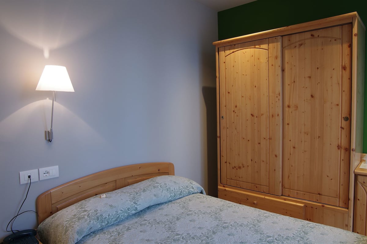 Superior eenpersoonskamer | Een minibar, een kluis op de kamer, individueel gedecoreerd