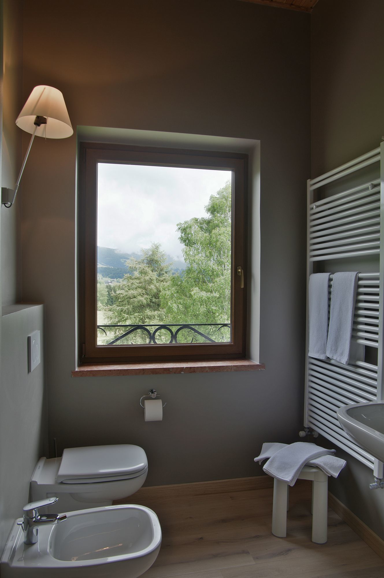 Suite Junior, balcon, vue montagne | Salle de bain | Douche à « effet pluie », articles de toilette de luxe, sèche-cheveux