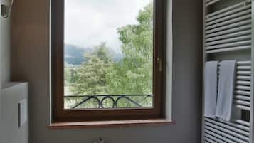 Suite Junior, balcon, vue montagne | Salle de bain | Douche à « effet pluie », articles de toilette de luxe, sÚche-cheveux