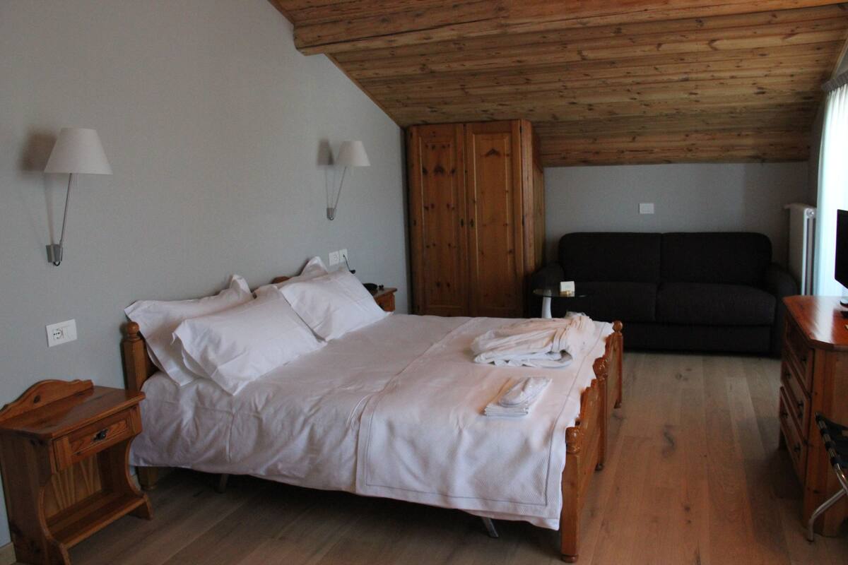 Junior Suite, Balcony, Mountain View | Minibar, in-room safe, desk, soundproofing