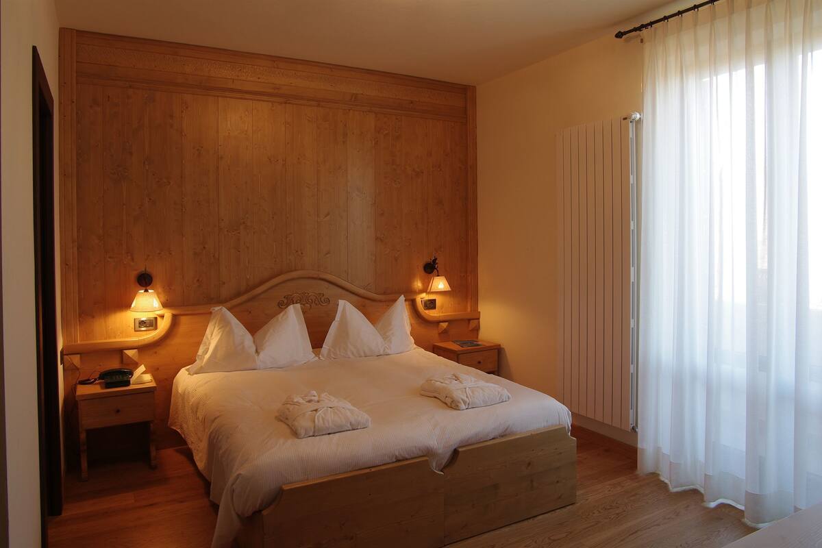 Deluxe Double Room, Mountain View | Minibar, in-room safe, desk, soundproofing