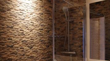 Chambre Double Deluxe, vue montagne | Salle de bain | Douche à « effet pluie », articles de toilette de luxe, sÚche-cheveux