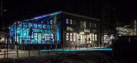 Fachada da propriedade Ć  noite