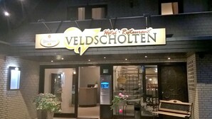 Das Hotel namens „Velscholtien“ mit einem Schild, das es als Hotel und Restaurant kennzeichnet.