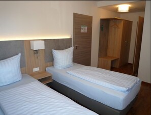 Kamar Double atau Twin Klasik, kamar mandi pribadi | Seprai antialergi, minibar, meja kerja, dan tirai kedap cahaya