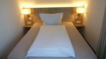 Classic Single Room, Private Bathroom | Hypo-allergenic bedding, minibar, desk, blackout curtains