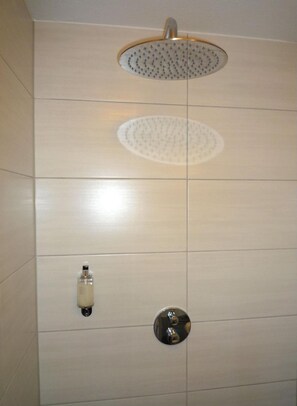 Dusche, Regendusche, kostenlose Toilettenartikel, Haartrockner