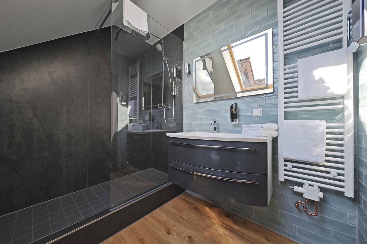 double room, ensuite (seeblick mit balkon) | bathroom