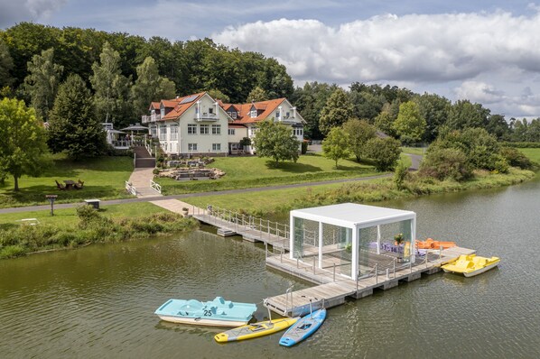 Une propriété au bord du lac, dotée d’un quai, de kayaks et d’un belvédère.