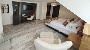 Un dormitorio moderno con una cama, un escritorio y una silla.