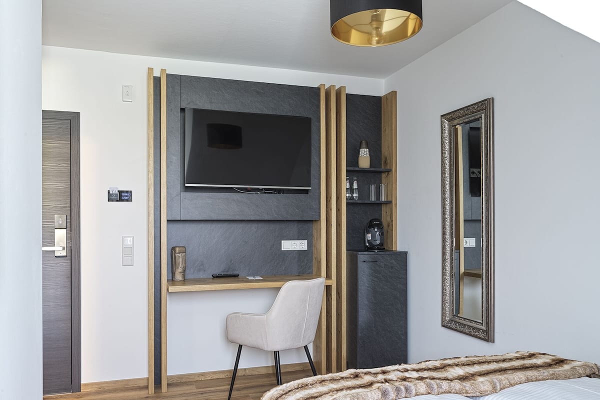 Studio, salle de bains attenante (mit seitlichem Seeblick)
