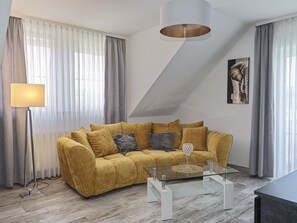 Suite, Ensuite, Lake View (mit Balkon) | Lounge - Lakeside Resort Michaela Gmbh & Co.kg (Antrifttal)