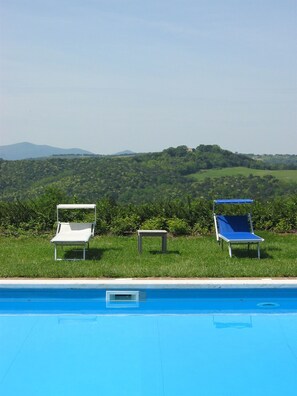 Piscine extérieure, parasols, chaises longues