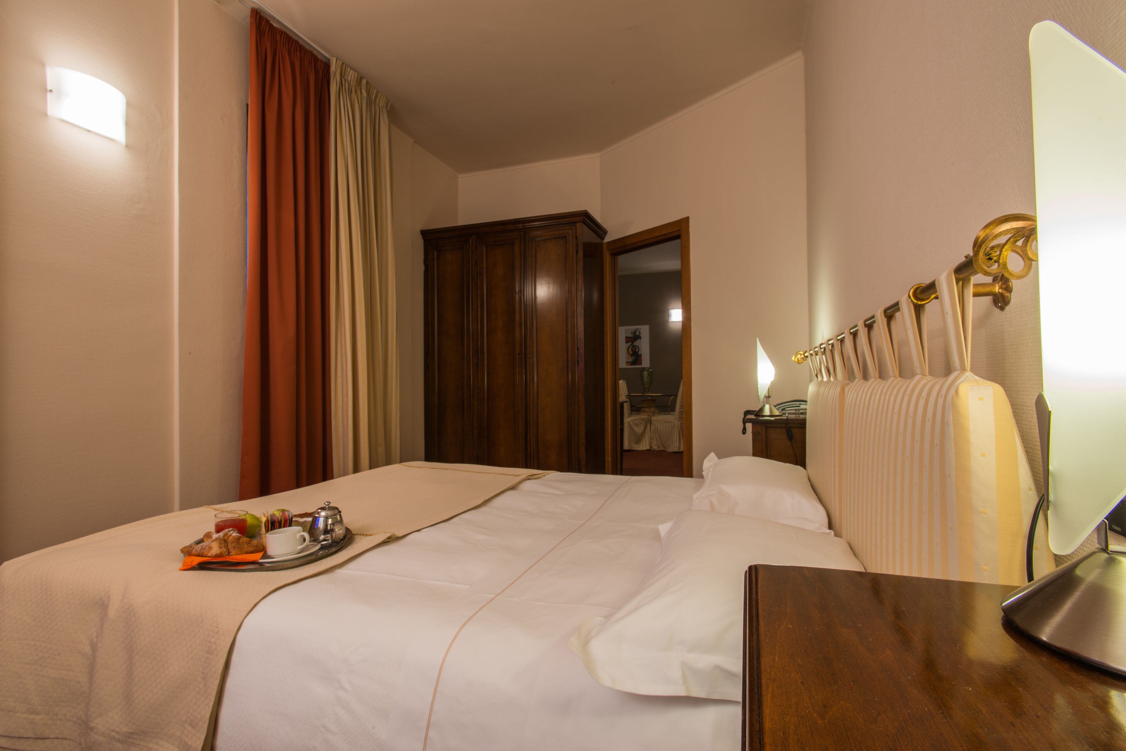 classic suite | minibar, in-room safe, desk, blackout curtains