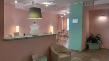 Coin salon dans le hall