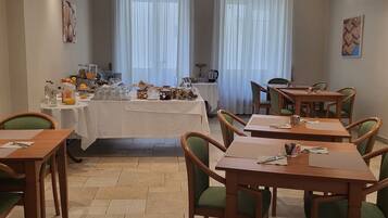 فطور أوروبي يوميًا بتكلفة قدرها (12 EUR للشخص)