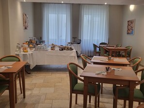 Desayuno continental diario (EUR 12 por persona)