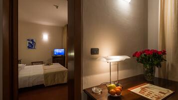 Minibar, coffres-forts dans les chambres, bureau, rideaux occultants