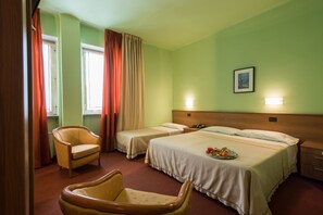 Standard Triple Room | Minibar, in-room safe, desk, blackout drapes - Hotel Lux (Alessandria)