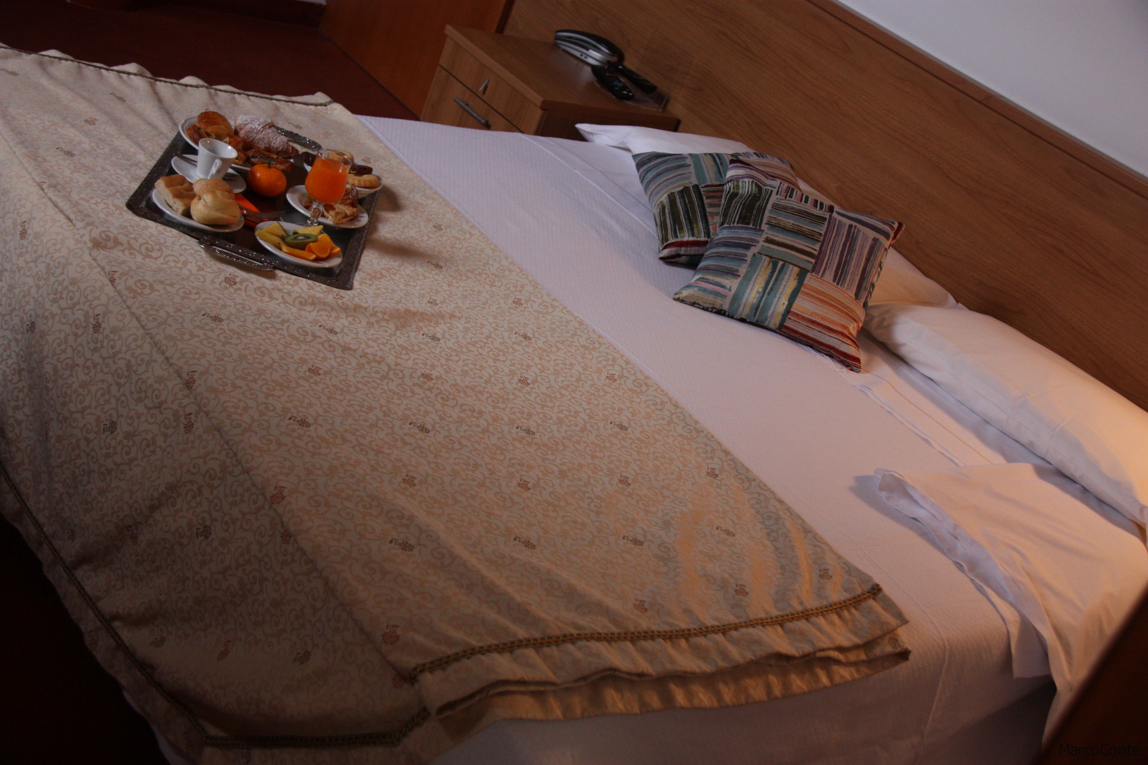 standard double or twin room | minibar, in-room safe, desk, blackout curtains