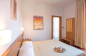 Een minibar, een kluis op de kamer, een bureau, verduisterende gordijnen