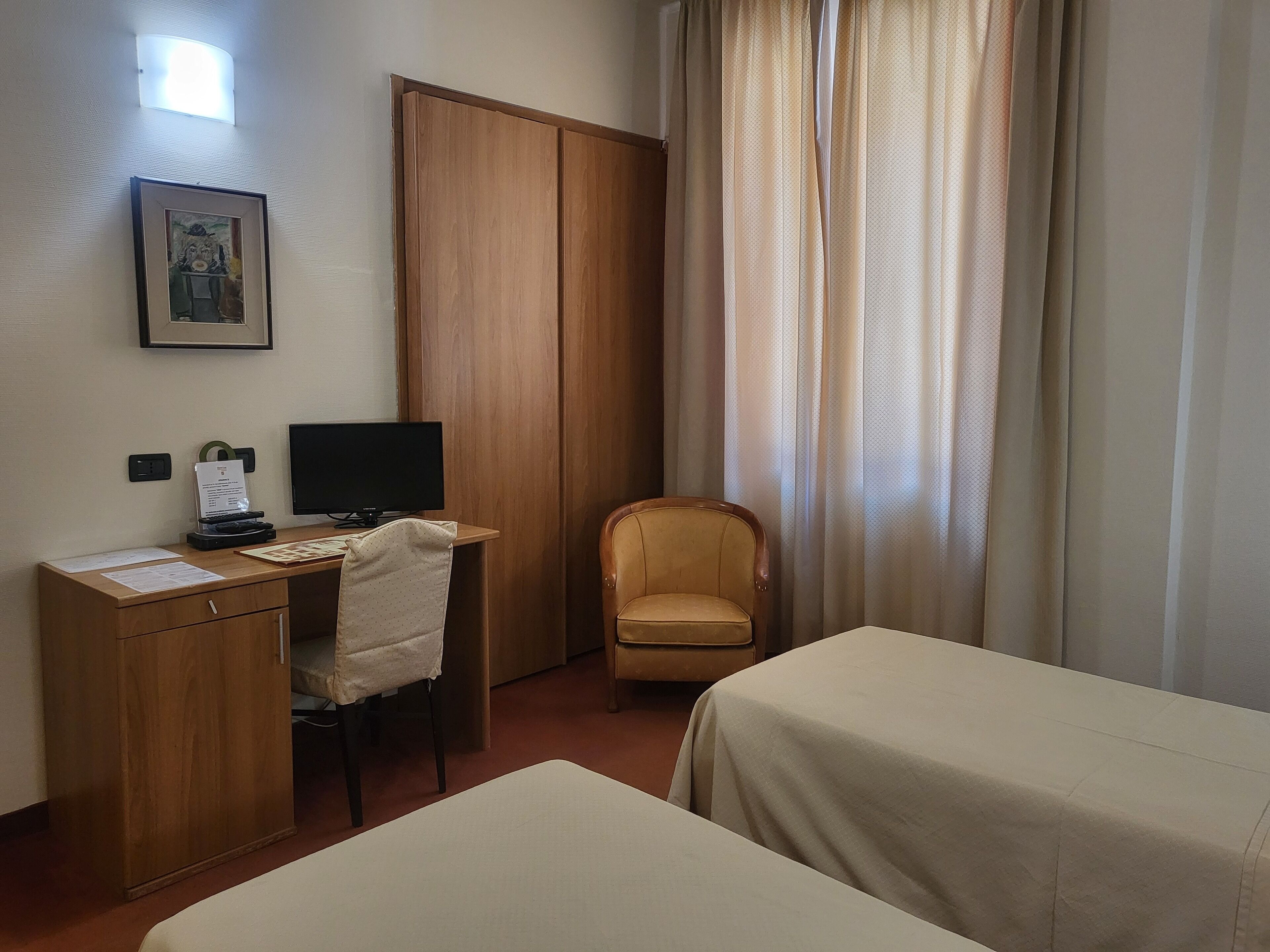 Minibar, Zimmersafe, Schreibtisch, Verdunkelungsvorhänge