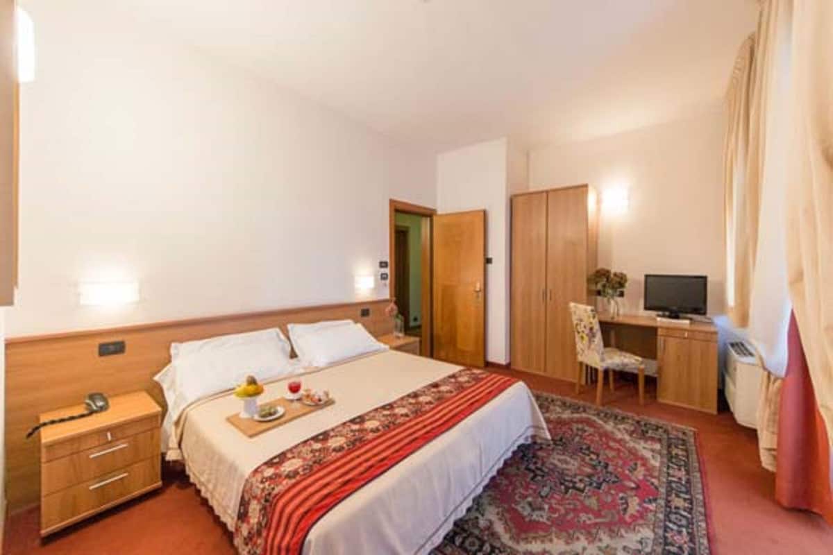 Een minibar, een kluis op de kamer, een bureau, verduisterende gordijnen