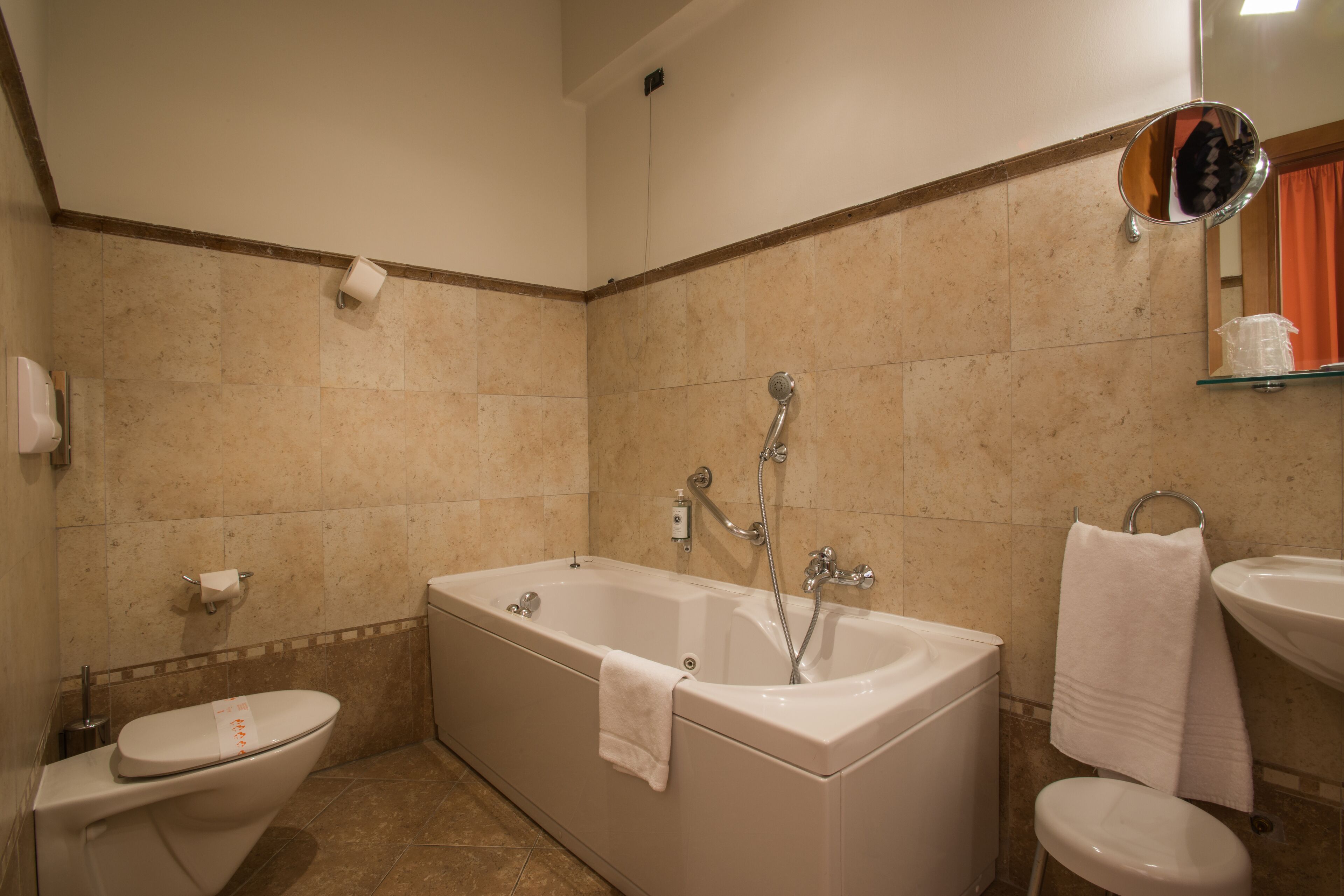 classic suite | bathroom | free toiletries, hair dryer, bidet, towels