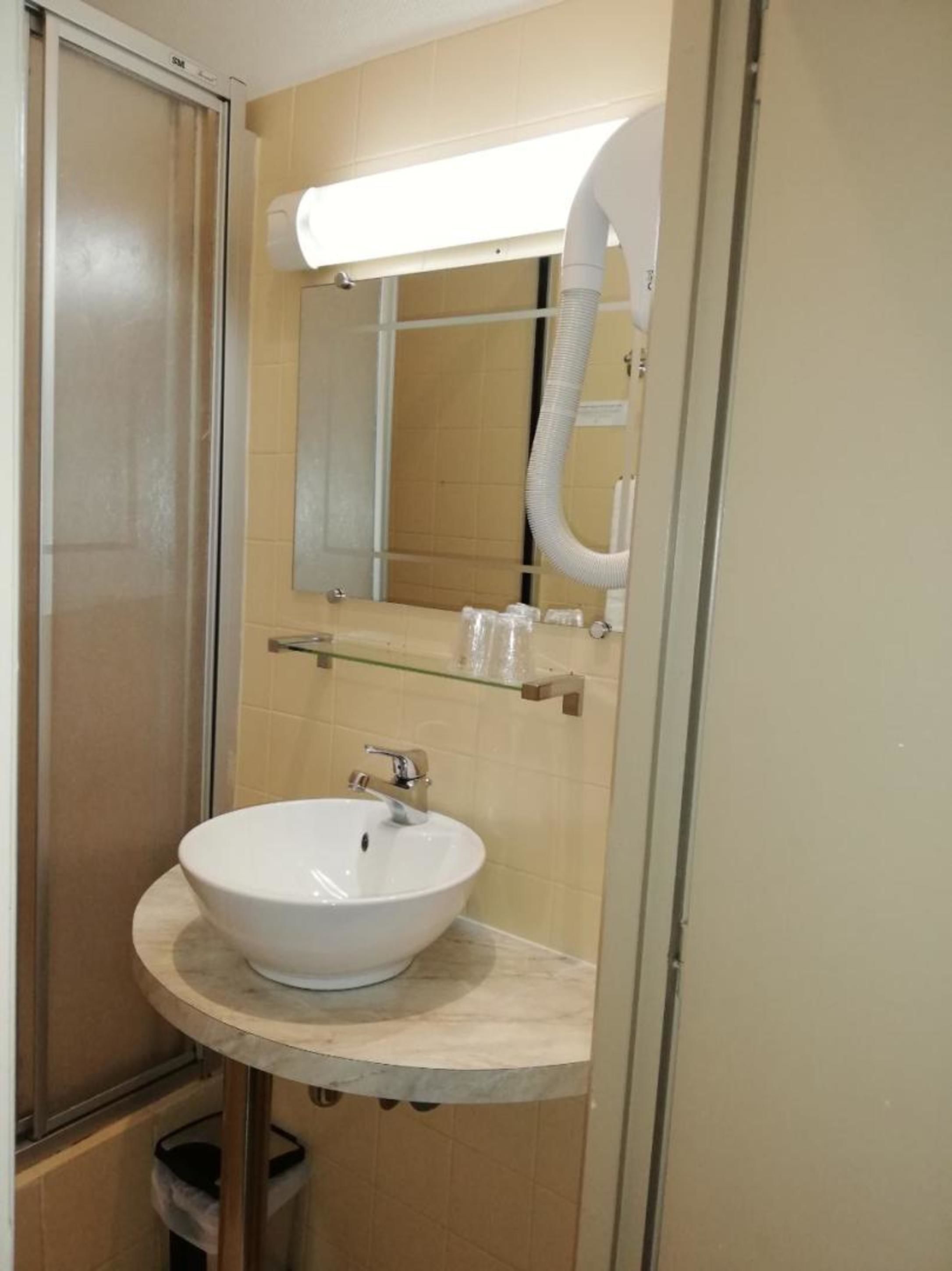 Chambre Double | Lavabo de la salle de bain