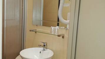 Chambre Double | Lavabo de la salle de bain