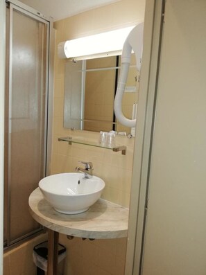 Double Room | Bathroom sink - Hôtel Le Bon Duc (Les Billaux)