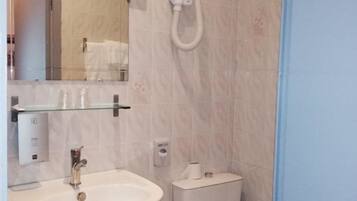 Double Room | Bathroom | Shower, rainfall showerhead, free toiletries, hair dryer