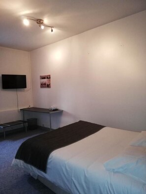 Chambre double | Décor unique, ameublement unique, bureau, accès au Wi-Fi (inclus)