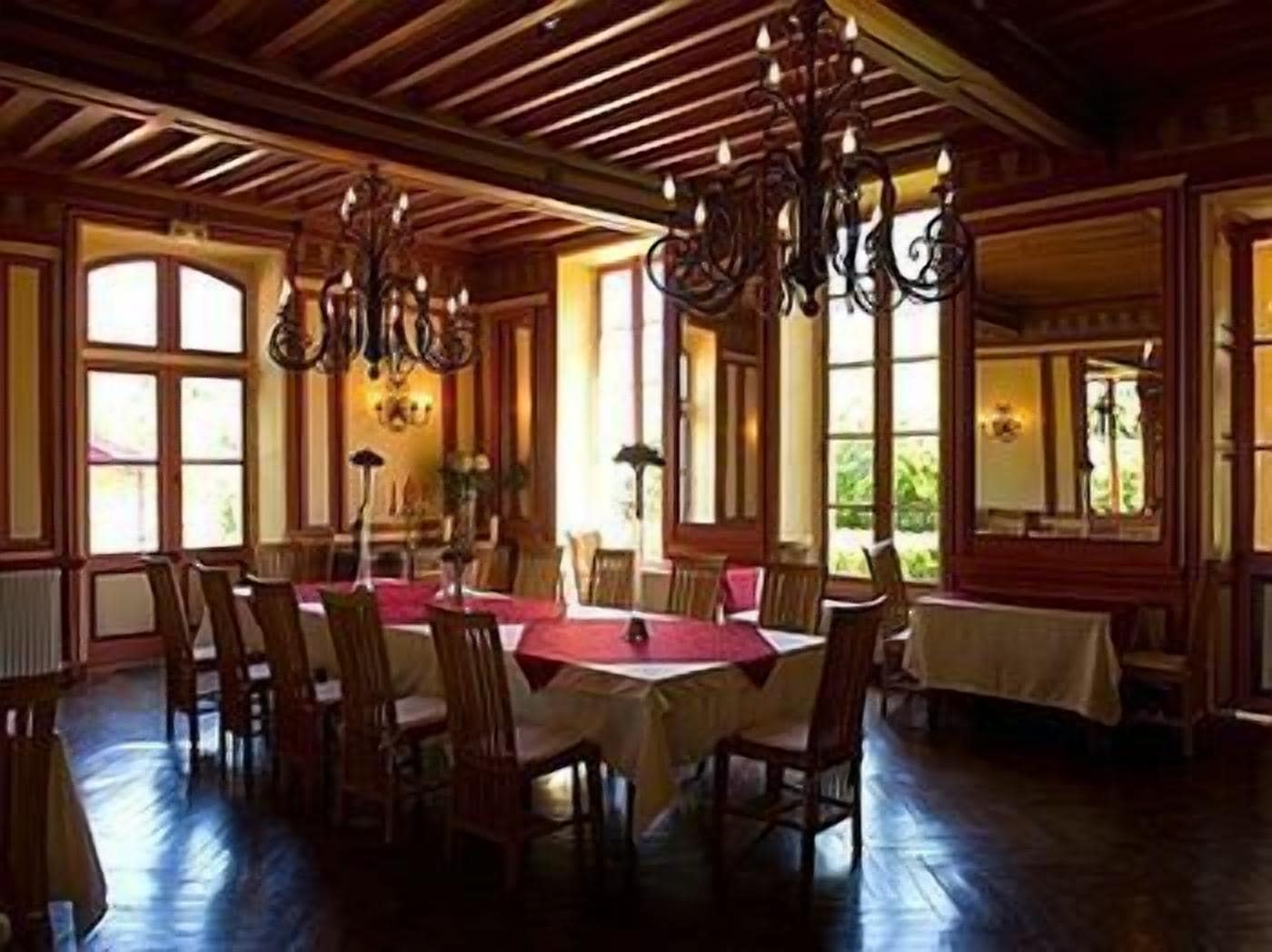 Breakfast and dinner served, local cuisine