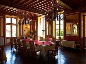 Breakfast and dinner served, local cuisine