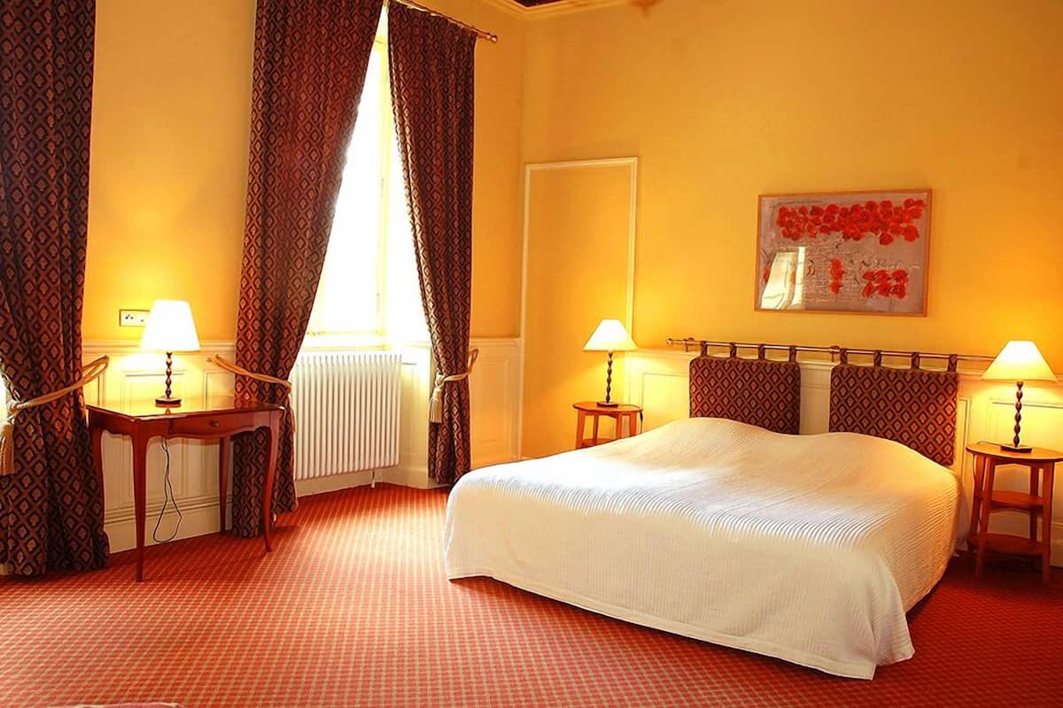 Desk, iron/ironing board, rollaway beds, free WiFi