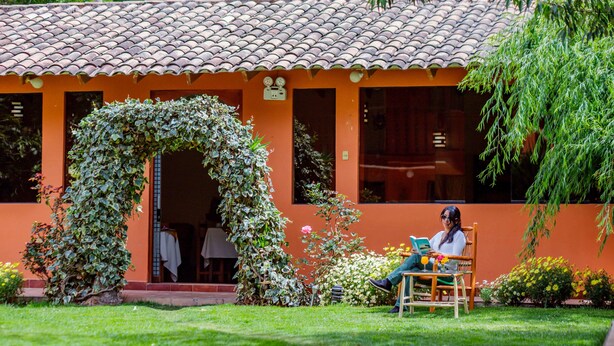 A building with a tiled roof and an archway covered in ivy. -  Hotel Lilium Valley Ollantaytambo (Ollantaytambo)
