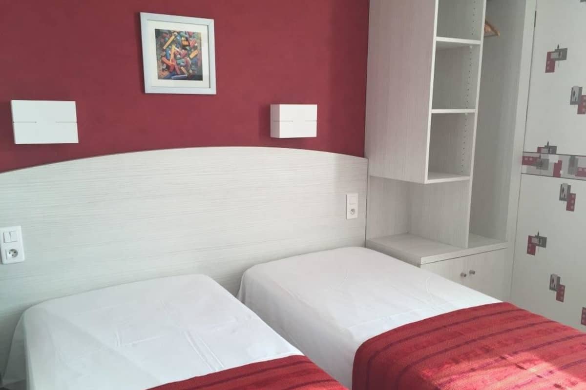Comfort Twin Room | Desk, soundproofing, cribs (free), rollaway beds (surcharge)