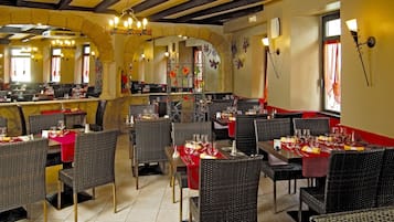 Breakfast, lunch, dinner served; Regional cuisine, alfresco dining